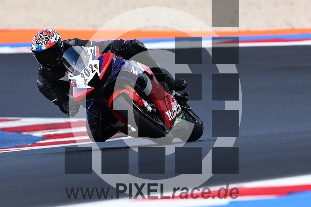 0202-20240927_01161 | Schöne Erinnerungen an spannende Momente - das festzuhalten ist unser Job. PIXELrace.de ist seit 2003 auf den Rennstrecken Europas unterwegs um die Action draußen beim Fahren und die wunderbare Stimmung imm Fahrerlager für euch einzufangen.