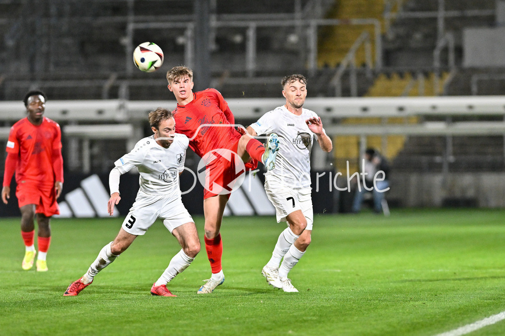 FC Bayern Amateure - TSV Schwaben Augsburg | v. l. Nicola Della SCHIAVA (TSV #3), Guido DELLA ROVERE (FC Bayern München II #11) und Maximilian HEISS (TSV #7) / Zweikampf / Duell / Regionalliga Bayern: FC Bayern Muenchen II - TSV Schwaben Augsburg, Gruenwalder Stadion am am 25.10.2024