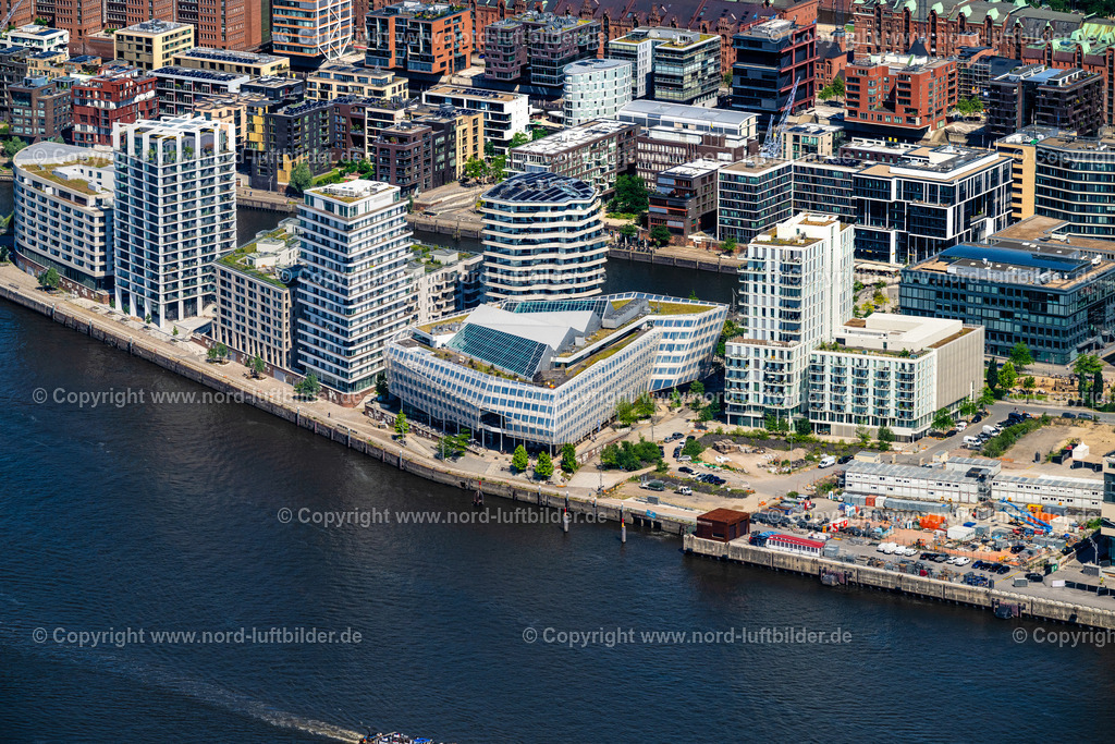Hamburg_Strandkai_Hafencity_ELS_7046200625 | HAMBURG 20.06.2025 Marco-Polo-Tower und die Deutschlandzentrale von Unilever am Strandkai in Hamburg. Die Gebäude sind die ersten Projekte auf dem Strandkai, einem Teilquartier der HafenCity, und wurden vom Architektenbüro Büro Behnisch Architekten entworfen. // View of the Marco-Polo-Tower and the German headquarters of Unilever in the HafenCity of Hamburg. The 2009 and 2010 completed buildings are the first of many projects at the Strandkai, a partial area of the HafenCity and were designed by the architects Behnisch Architekten. Foto: Martin Elsen