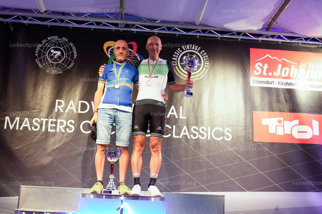 1328_20230817_Bewerb_Maenner_Muehlanger | AUT - OESTERREICH, 2023-08-16: SPORT RENNRAD-FAHREN - 55. INTERNATIONALER RADWELTPOKAL IN ST. JOHANN IN TIROL  - Vintage-Radrennen mit WM-Bronze-Medaillen-Siegerin Christina Schweinberger, den Teilnehmer und Alexander Baumann (vom Orginastions-Team) - TAG 2 BEWERB MAENNER IN SECHS GRUPPEN  ; Foto: Roland Muehlanger