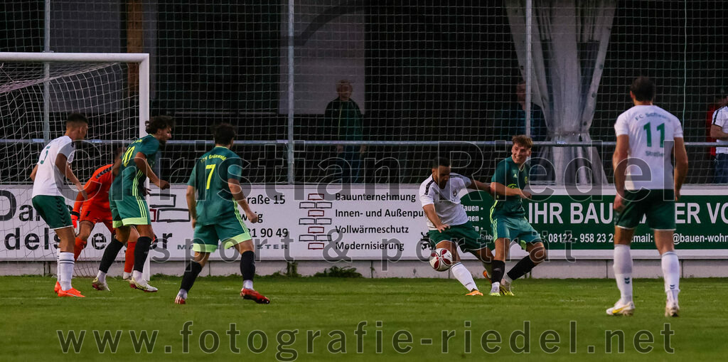 2023-09-01_094_FC_Schwaig_gegen_TSV_Gruenwald | Oberding, Deutschland, 01.09.2023:
Fußball, Landesliga Südost 2023 / 2024, 9. Spieltag, FC Schwaig gegen TSV Grünwald, Endergebnis: 3:1

David Halbich (TSV Grünwald, #10), Alexander Rojek (TSV Grünwald, #7), Nils Ehret (FC Schwaig, #18)

Foto: Christian Riedel / fotografie-riedel.net