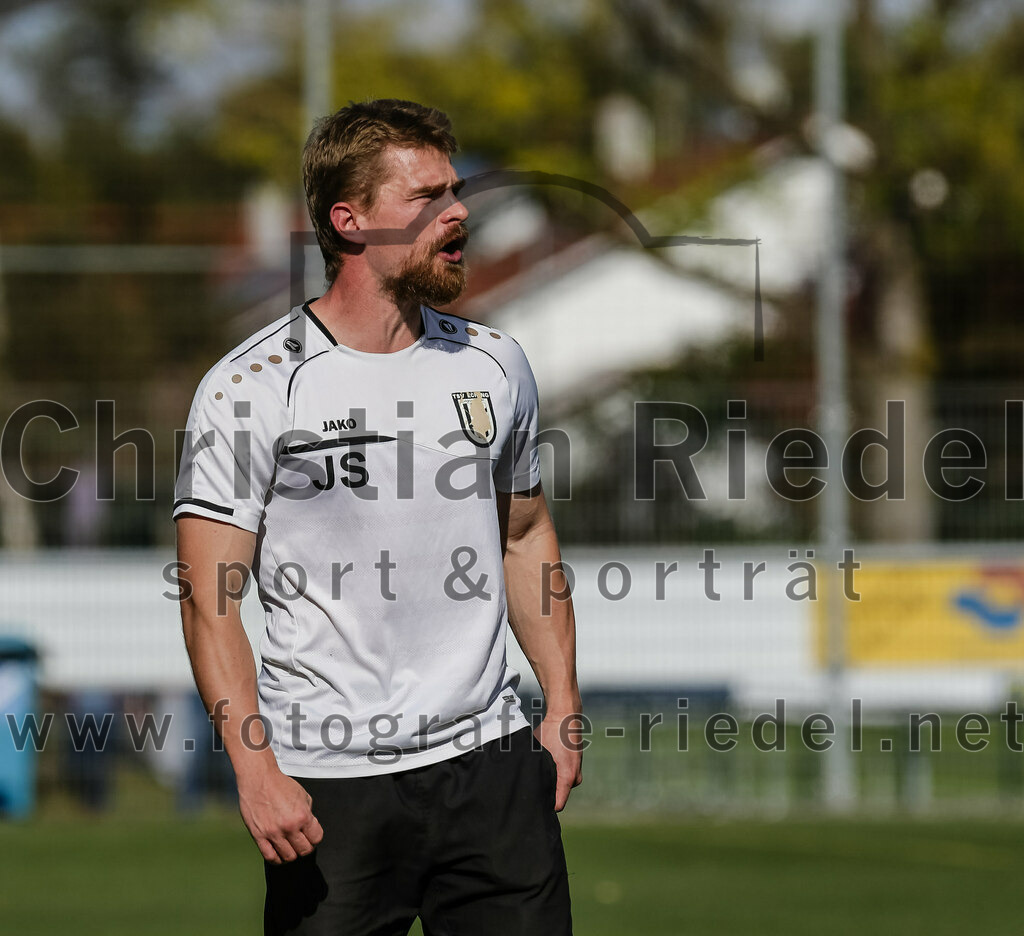 2023-10-21_076_FC_Langengeisling_gegen_TSV_Eching | Erding, Deutschland, 21.10.2023:
Fußball, Bezirksoberliga 2023 / 2024, 8. Spieltag, FC Langengeisling gegen TSV Eching, Endergebnis: 0:0

Trainer Jan Strehlow (TSV Eching)

Foto: Christian Riedel / fotografie-riedel.net