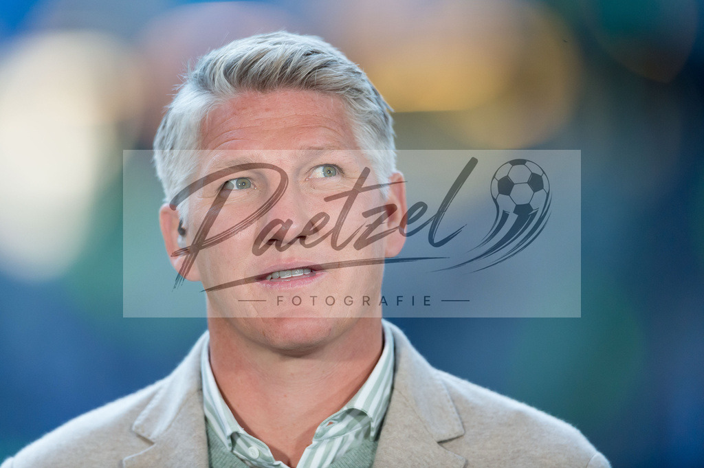 HSVSCF20220419_014 | Fussball, Herren: Bastian Schweinsteiger schaut beim DFB-Pokal-Halbfinalspiel zwischen Hamburger SV und SC Freiburg im Volksparkstadion am 19.04.2022 in Hamburg, Deutschland.DFB / DFL REGULATIONS PROHIBIT ANY USE OF PHOTOGRAPHS AS IMAGE SEQUENCES AND/OR QUASI-VIDEO. - Realisiert mit Pictrs.com