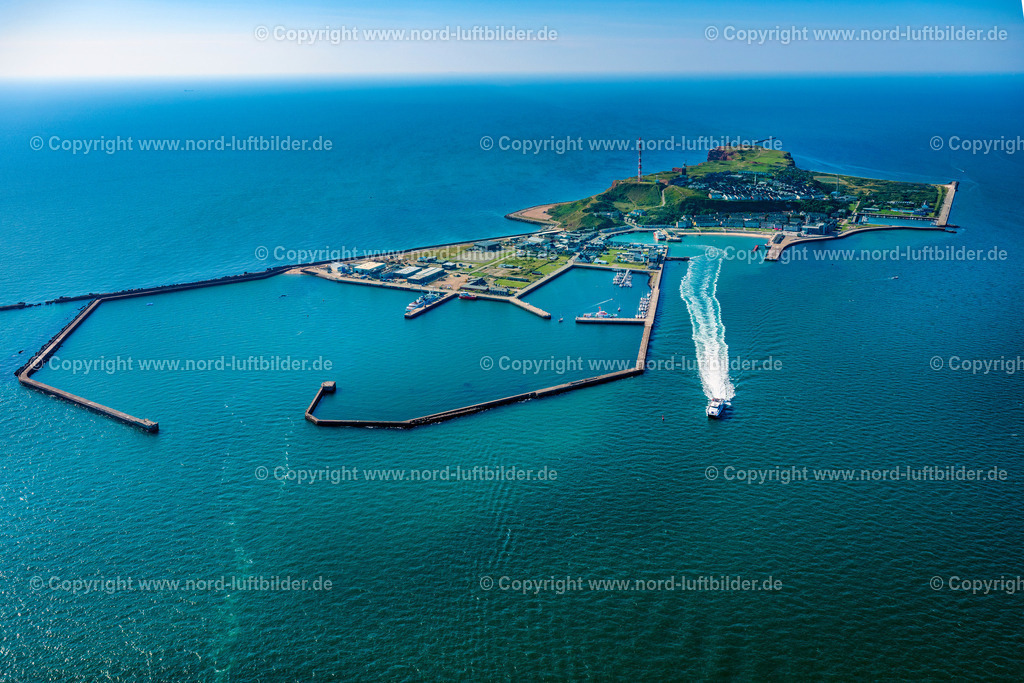 Helgoland_Adler_Jet_ELS_8125280824 | HELGOLAND 28.08.2024 Die Insel Helgoland in der Nordsee mit dem Hafengelände,mit dem Katamaran Adler Jet auf dem Weg nach Sylt, auf Helgoland im Bundesland Schleswig-Holstein. Weiterführende Informationen bei: Adler-Schiffe GmbH &amp; Co. KG,  Helgoland Tourismus-Service. // The island of Heligoland in the North Sea with the harbor area, with the catamaran Adler Jet on the way to Sylt, on Heligoland in the federal state of Schleswig-Holstein. Further information at: Adler-Schiffe GmbH &amp; Co. KG,  Helgoland Tourismus-Service. Foto: Martin Elsen