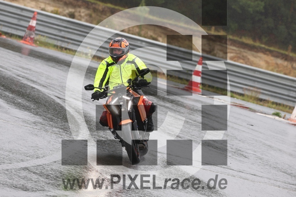 0888-20250918_10181 | Schöne Erinnerungen an spannende Momente - das festzuhalten ist unser Job. PIXELrace.de ist seit 2003 auf den Rennstrecken Europas unterwegs um die Action draußen beim Fahren und die wunderbare Stimmung imm Fahrerlager für euch einzufangen.