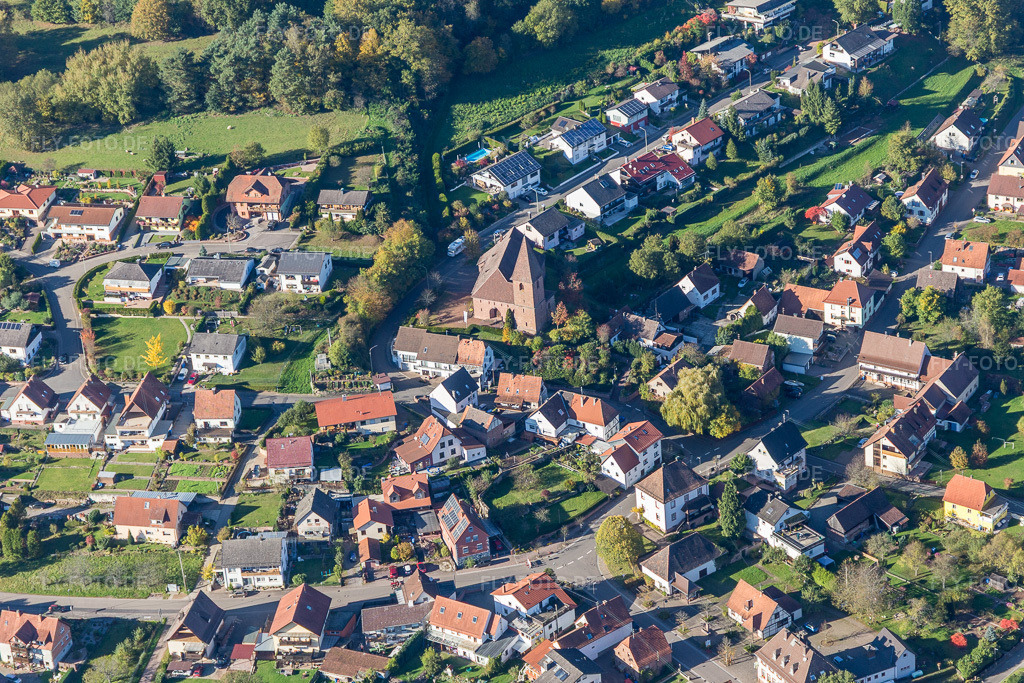 Luftbild: Kirchengebäude im Dorfkern in Niederschlettenbach im Bundesland Rheinland-Pfalz in Deutschland. Foto: IMG_103892.jpg vom 14.10.2017 durch Werner Riehm/FLY-FOTO.de