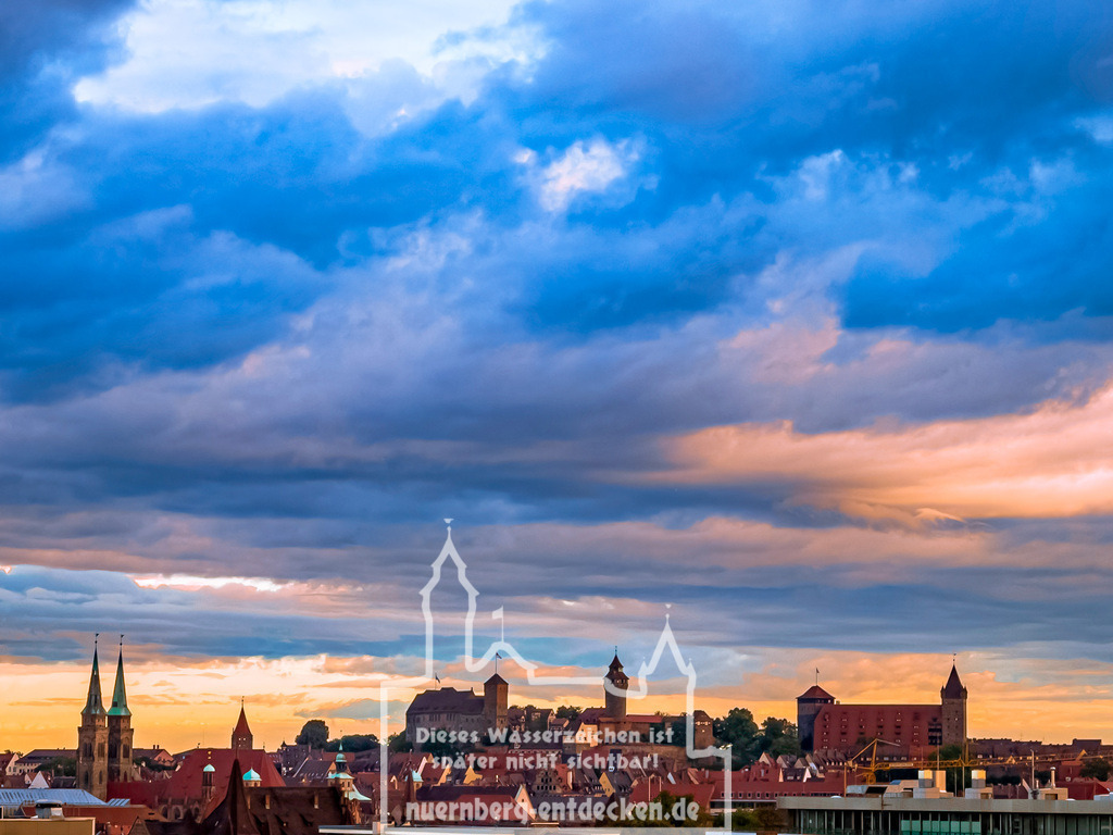 Sonnenaufgang-Panorama über der Frankenmetropole Nürnberg | Einen farbenfroher Sonnenaufgang über die Altstadt von Nürnberg. In der Mitte Kaiserburg, links die Zwillingstürme der Lorenzkirche.  - Realisiert mit Pictrs.com