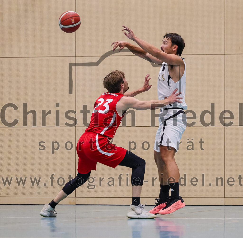 2025-12-06_074_TSV_Vaterstetten_gegen_MTV_1879_Muenchen | Vaterstetten, Deutschland, 06.12.2025:Basketball, 2. Regionalliga Süd 2025 / 2026, 9. Spieltag, TSV Vaterstetten gegen MTV 1879 München, Endergebnis: 58:83Moritz Breitreiner (MTV 1879 München, #23), Linus Maisch (TSV Vaterstetten, #13)Foto: Christian Riedel / fotografie-riedel.net