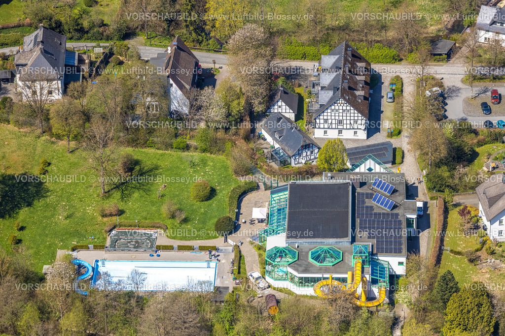 Eslohe260403687 | Luftbild, Esselbad mit Wasserrutsche, Freibad Schwimmbad, Niedereslohe, Eslohe, Sauerland, Nordrhein-Westfalen, Deutschland