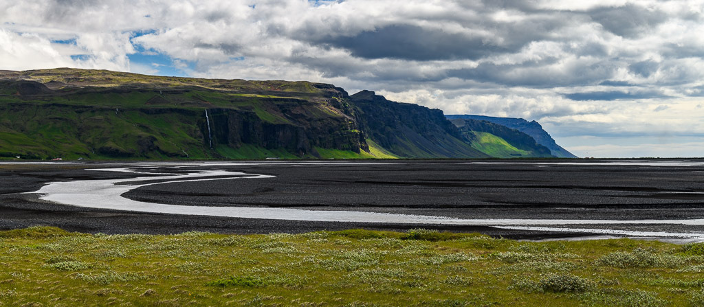 island-2019-239 | Der Markarfljót ist ein Fluss im Süden Islands, hier bei Ebbe fotografiert. In zahlreichen Schleifen durchfließt der Markarfljót die weitläufige Sandebene Eyjafjallasandur kurz vor der Mündung in den Atlantik. - Realisiert mit Pictrs.com