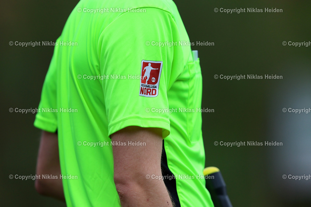 NH_Altona93_BWLohne_RegionalligaNord_18042026 | Das Logo der Regionalliga Nord auf einem Schiedsrichter-Trikot.Fußball I Herren I Regionalliga Nord I Saison 2025-2026 I 30. Spieltag I Altona 93 - BW Lohne I 18.04..2026 I Adolf-Jäger-Kampfbahn