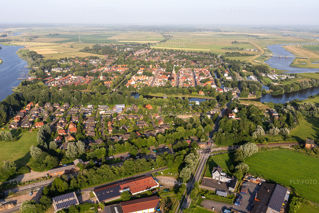 Luftbild: Grachtenstadt zwischen Treene, Westersielzug und Eideran den Fluss- Uferbereichen von Treene, Westersielzug und Eider in Friedrichstadt im Bundesland Schleswig-Holstein in Deutschland. Foto: IMG_0007276.jpg vom 16.07.2021 durch Werner Riehm/FLY-FOTO.de