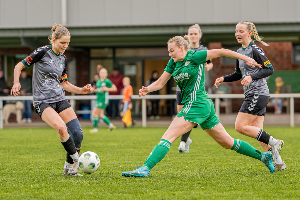 Fußball I Frauen I Saison 2025-2026 I Oberliga Niedersachsen I 19. Spieltag I TuS Lutten - TuS Büppel I 06135 | jns.sportfotos - Realisiert mit Pictrs.com