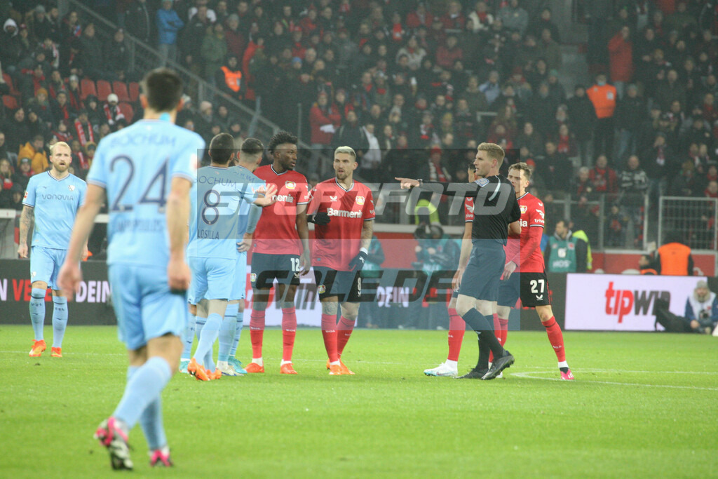 Bayer 04 Leverkusen - VFL Bochum 1848 | Schiedsrichter Timo Gerach (mitte) - © Sportfoto-Sale (MK - Realisiert mit Pictrs.com