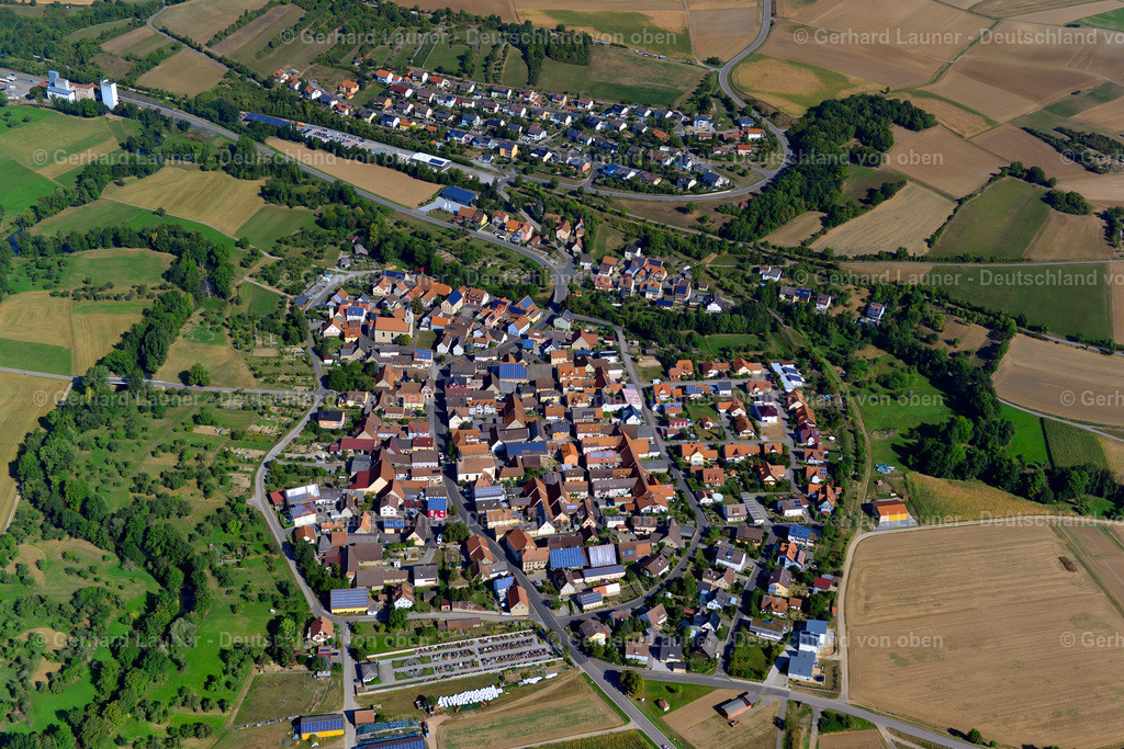 3650434 | BIEBEREHREN 13.09.2016 Stadtgebiet mit Außenbezirken und Innenstadtbereich am Rand von landwirtschaftlichen Feldern und Ackerflächen in Bieberehren im Bundesland Bayern, Deutschland // Urban area with outskirts and inner city area on the edge of agricultural fields and arable land in Bieberehren in the state Bavaria, Germany Foto: Gerhard Launer