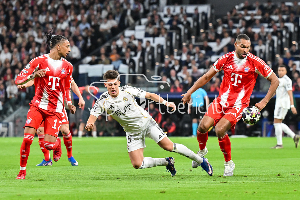 Real Madrid - FC Bayern München | MADRID, SPAIN - 07. APRIL: Michael OLISE (FC Bayern Munich 17), Arda GUELER (Real Madrid 15), Jonathan TAH (FC Bayern Munich 4) during the UEFA Champions League match between Real Madrid vs. FC Bayern Munich on Quarterfinal first leg at Estadio Santiago Bernabeu