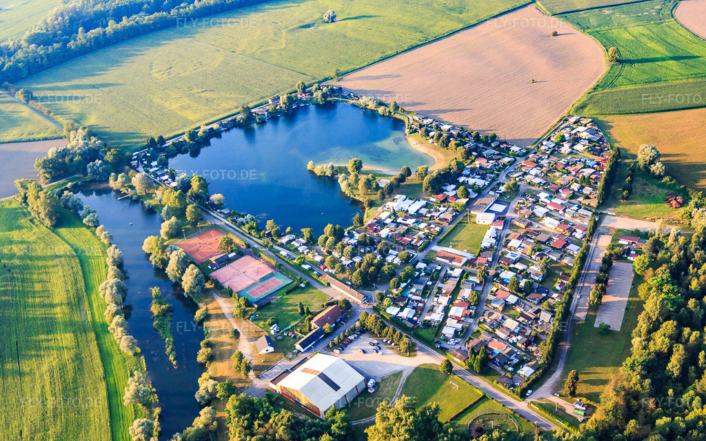 Luftbild: Camping Capfun - Fort Falabraque und Tennis Club de Seltz in Seltz im Bundesland Bas-Rhin in Frankreich. – Foto: IMG_093079.jpg vom 16.08.2016 durch Werner Riehm/FLY-FOTO.de – Auflösung des Originals: 5472 x 3416 px – Camping Fort Falabraque Seltz, Parc aquatique - Capfun – club.fft.fr/tcseltz/01670102_a/cms/index_public.php