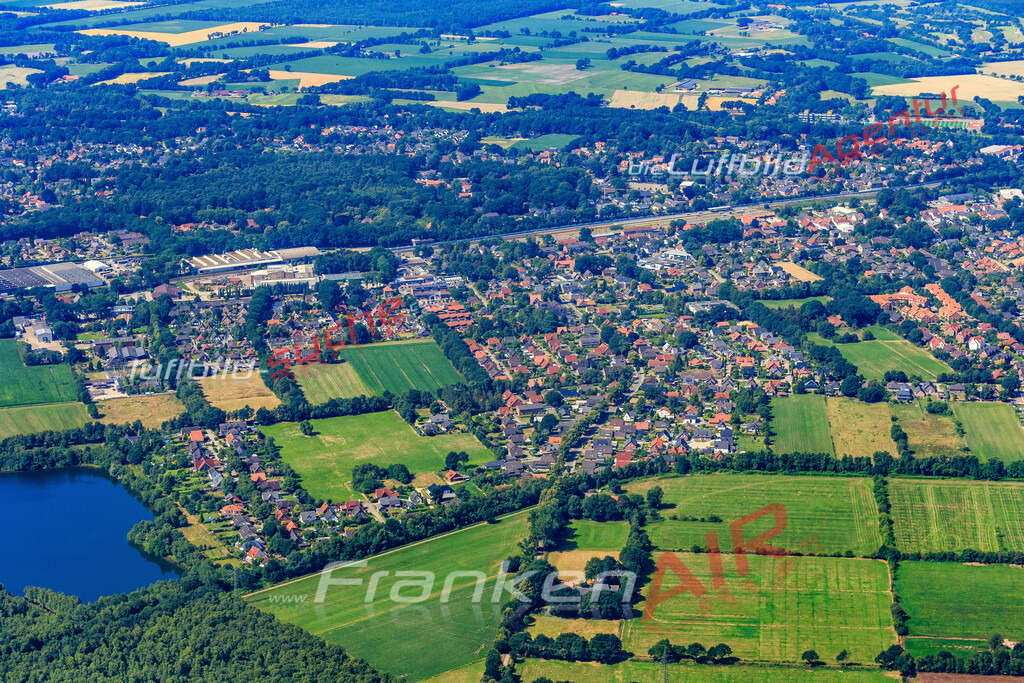aktuelles Luftbild von  Hude - Luftaufnahme wurde 2018 von https://frankenair.de mittels Flugzeug (keine Drohne) erstellt.