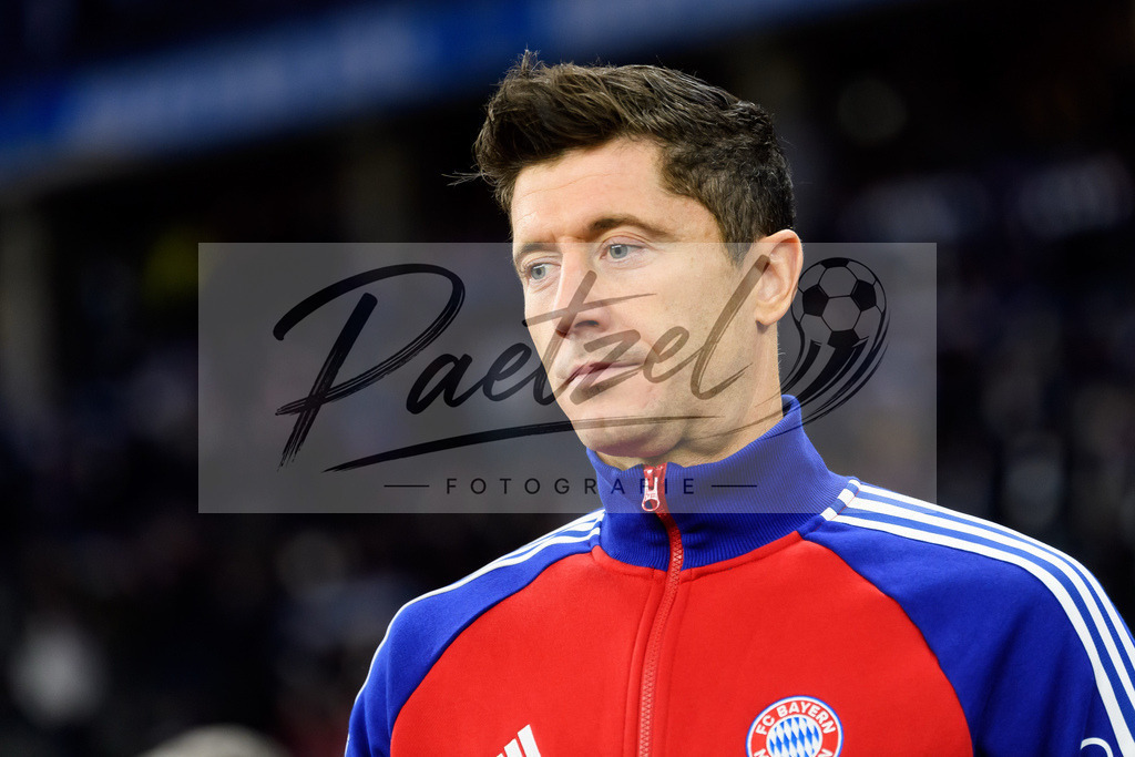 BSCFCB20220123_233 | Fussball, Herren: Robert Lewandowski (FC Bayern Muenchen) schaut bei dem Spiel der 1. Bundesliga zwischen Hertha BSC und FC Bayern Muenchen im Olypiastadion am 23.01.2022 in Berlin, Deutschland.DFB / DFL REGULATIONS PROHIBIT ANY USE OF PHOTOGRAPHS AS IMAGE SEQUENCES AND/OR QUASI-VIDEO. - Realisiert mit Pictrs.com