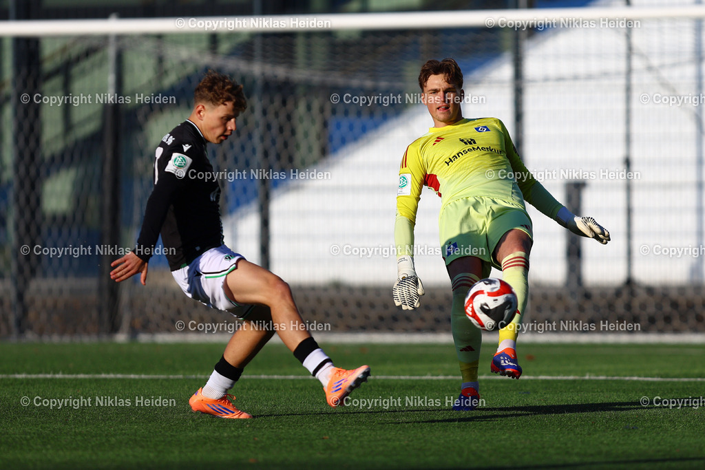 NH_HamburgerSVU19_Hannover96U19_DFBNachwuchsliga_22112025 | #22 Fernando Dickes (Hamburger SV U19)Fußball I Junioren I U19 DFB-Nachwuchsliga Vorrunde Gruppe A I Saison 2025-2026 I 12. Spieltag I Hamburger SV U19 - Hannover 96 U19 I 22.11.2025 I Trainingsplatz Volksparkstadion