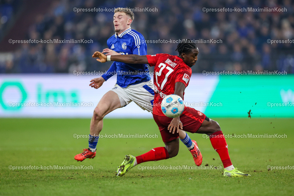 Schalke29112401040 | 29.11.2024, Fußball, FC Schalke 04 - 1. FC Kaiserslautern, 2. Fußball Bundesliga, Veltins-Arena Gelsenkirchen, Saison 2024 2025: Zweikampf Frank Ronstadt (FCK #27) gegen Derry Murkin (S04 #5)DFB regulations prohibit any use of photographs as image sequences and or quasi-video.