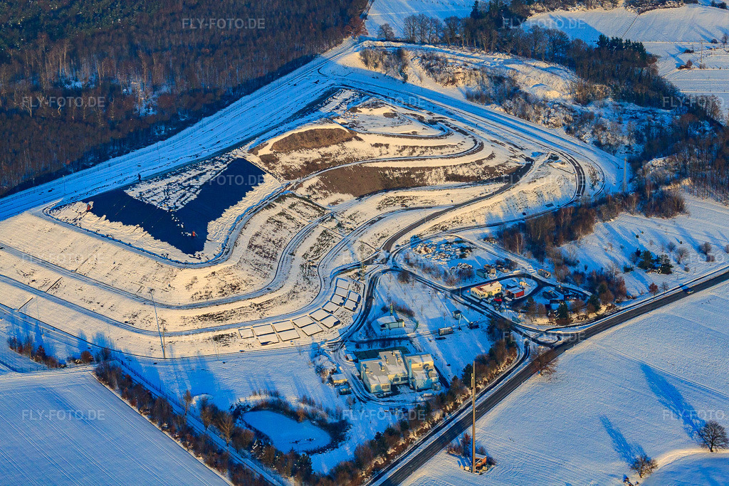 Luftbild: Kreismülldeponie bei Schnee im Winter in Berg im Bundesland Rheinland-Pfalz in Deutschland. Foto: IMG_36697.jpg vom 05.01.2011 durch Werner Riehm/FLY-FOTO.de