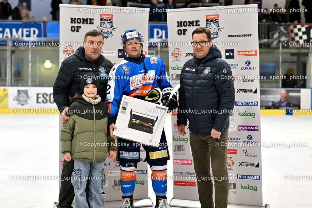 ESC SPARKASSE STEINDORF vs. 1. EHC ALTHOFEN | Spieler des Abends #92 Ratz Patrick ESC Steindorf, Sektionsleiter ESc. Steindorf Hans Tschernutter, ESC SPARKASSE STEINDORF vs. 1. EHC ALTHOFEN, ESC SPARKASSE STEINDORF vs. 1. EHC ALTHOFEN am 30.11.2025 in Steindorf (Ossiachersee Halle), Austria, (Photo by Bernd Stefan)