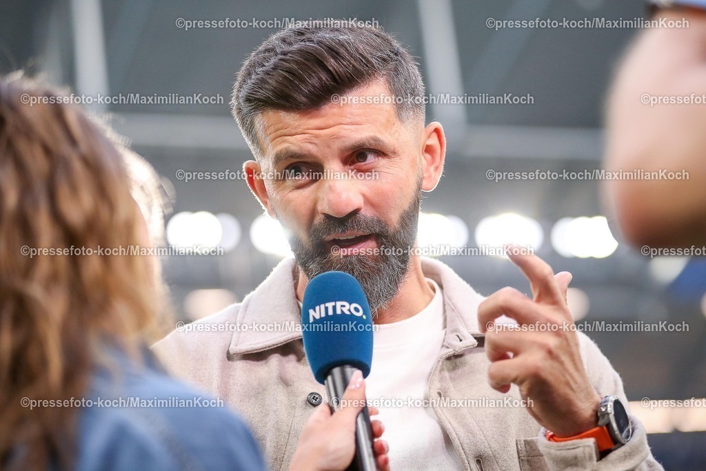 S0423082501021 | 23.08.2025, Fußball, FC Schalke 04 - VfL Bochum, 3.Spieltag, 2. Fußball Bundesliga, Veltins-Arena Gelsenkirchen, Saison 2025 2026: Cheftrainer Miron Muslic (Schalke04) DFB regulations prohibit any use of photographs as image sequences and or quasi-video.