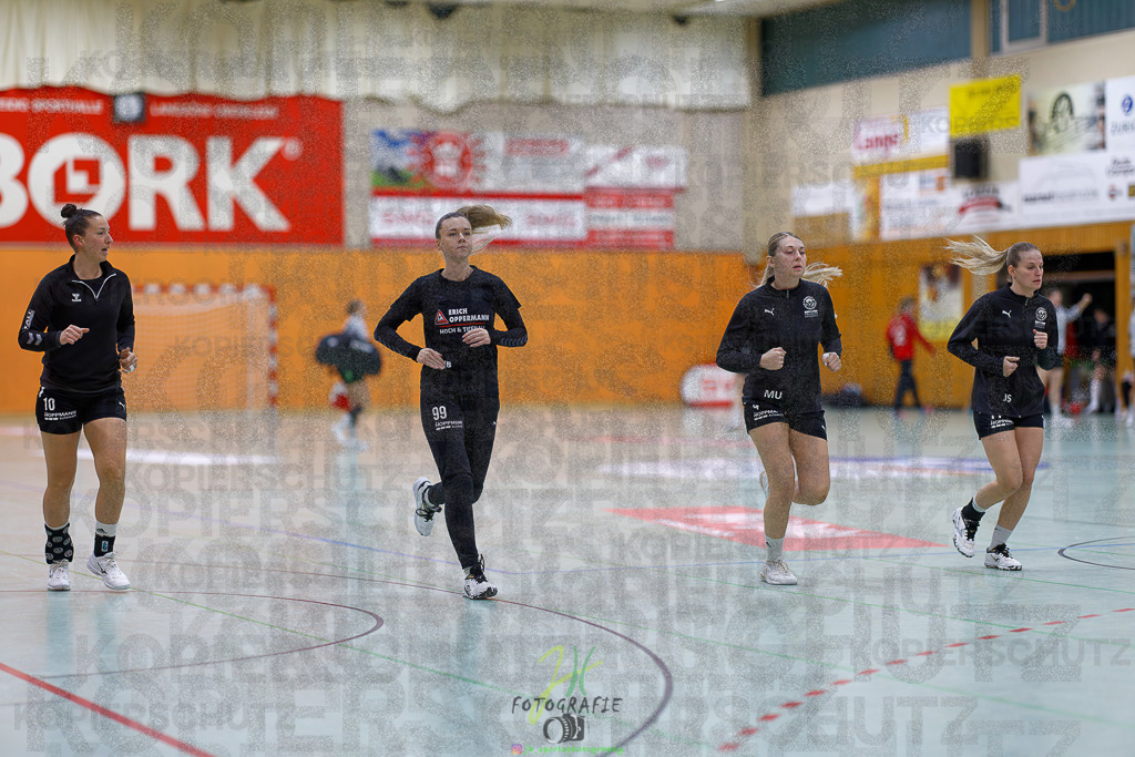Frauen Oberliga Mitte (HHV); HSG Kleenheim/Langgöns II - HSG Eibelshausen/Ewersbach | Frauen Oberliga Mitte (HHV); HSG Kleenheim/Langgöns II - HSG Eibelshausen/Ewersbach am 01.11.2025 in Oberkleen (Weidig-Halle)Photo © 2025 - Jörg Heinrich - Realisiert mit Pictrs.com