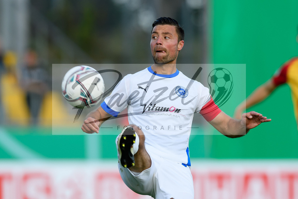 LOTKSC20210809_181 | Fussball, Herren: Timo Brauer (Sportfreunde Lotte) in Aktion, am Ball, Einzelaktion beim Spiel der 1. Runde im DFB-Pokal zwischen SF Lotte und Karlsruher SC im Stadion am Lotter Kreuz am 09.08.2021 in Lotte, Deutschland.DFB / DFL REGULATIONS PROHIBIT ANY USE OF PHOTOGRAPHS AS IMAGE SEQUENCES AND/OR QUASI-VIDEO. - Realisiert mit Pictrs.com