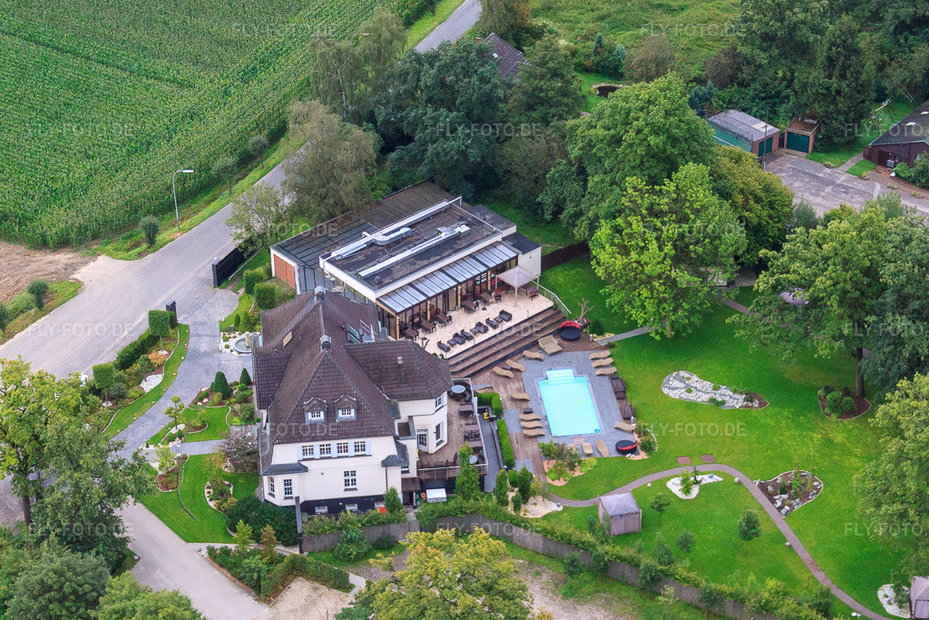 Luftbild: Villa mit Pool an der Bahnstr in Grefrath im Bundesland Nordrhein-Westfalen in Deutschland. Foto: IMG_44755.jpg vom 21.08.2011 durch Werner Riehm/FLY-FOTO.de