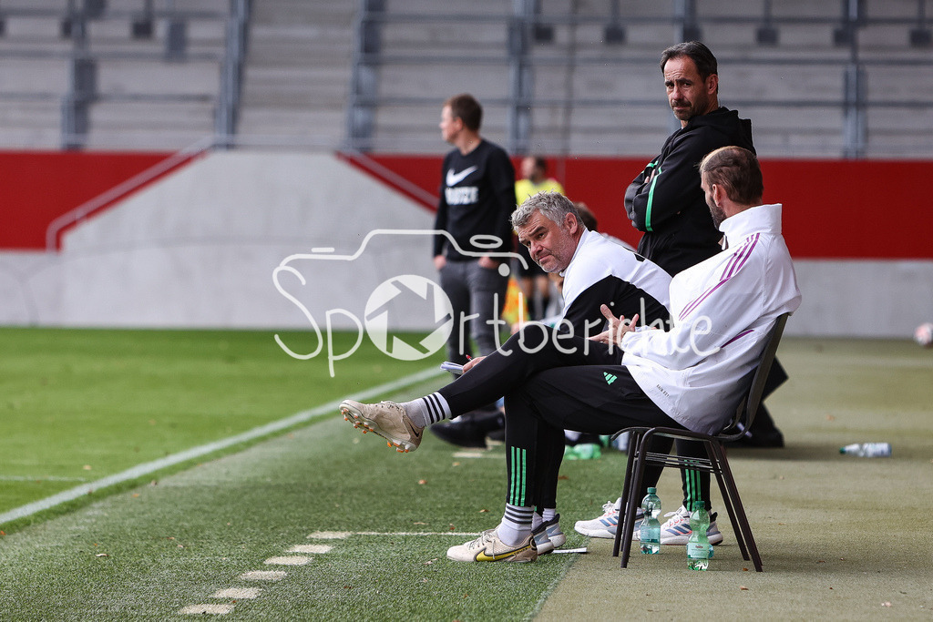 FC Bayern Muenchen U19 - 1. FC Kaiserslautern U19 | Die Bank der Bayern um Trainer Michael HARTMANN in Aktion