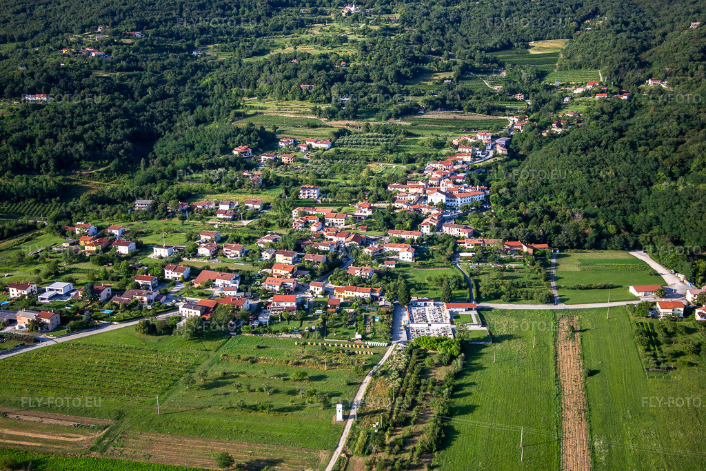 Vue aérienne: Vue de la ville à le quartier Ozeljan in Nova Gorica dans le département Slovénie, Slovénie. Photo: IMG_137448.jpg prise le 14/07/2023 par Werner Riehm/FLY-FOTO.euRésolution de l'original: 5472 x 3648 px