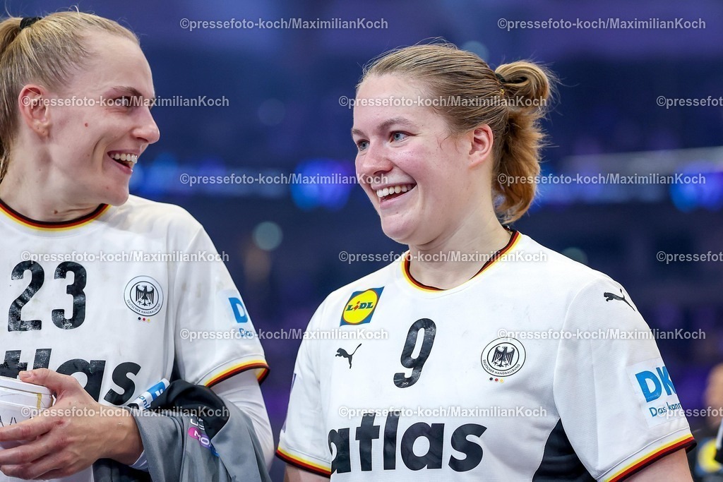 IHF04122502218 | 04.12.2025, Handball WM Frauen, Hauptrunde, Deutschland - Montenegro, 27th IHF Women's Handball World Championship, Westfalenhalle Dortmund: Annika Lott (GER #23) neben Lisa Antl (GER #09) lachend 