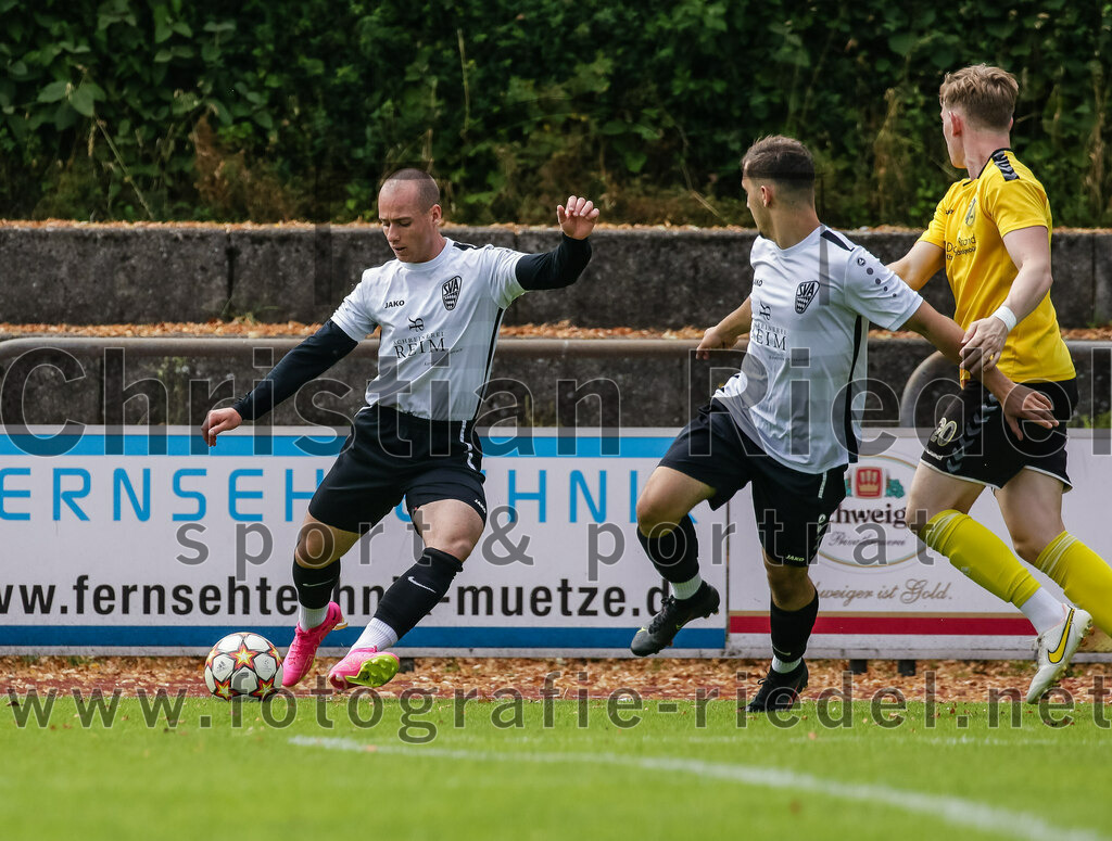 2023-07-23_017_SV_Anzing_gegen_SC_Kirchasch | Anzing, Deutschland, 23.07.2023:
Fußball, Kreisliga 2023 / 2024, Testspiel, SV Anzing gegen SC Kirchasch, Endergebnis: 5:1

Tim Schuster (SV Anzing, #19), Granit Lezi (SV Anzing, #18), Johannes Haindl (SC Kirchasch, #20)

Foto: Christian Riedel / fotografie-riedel.net