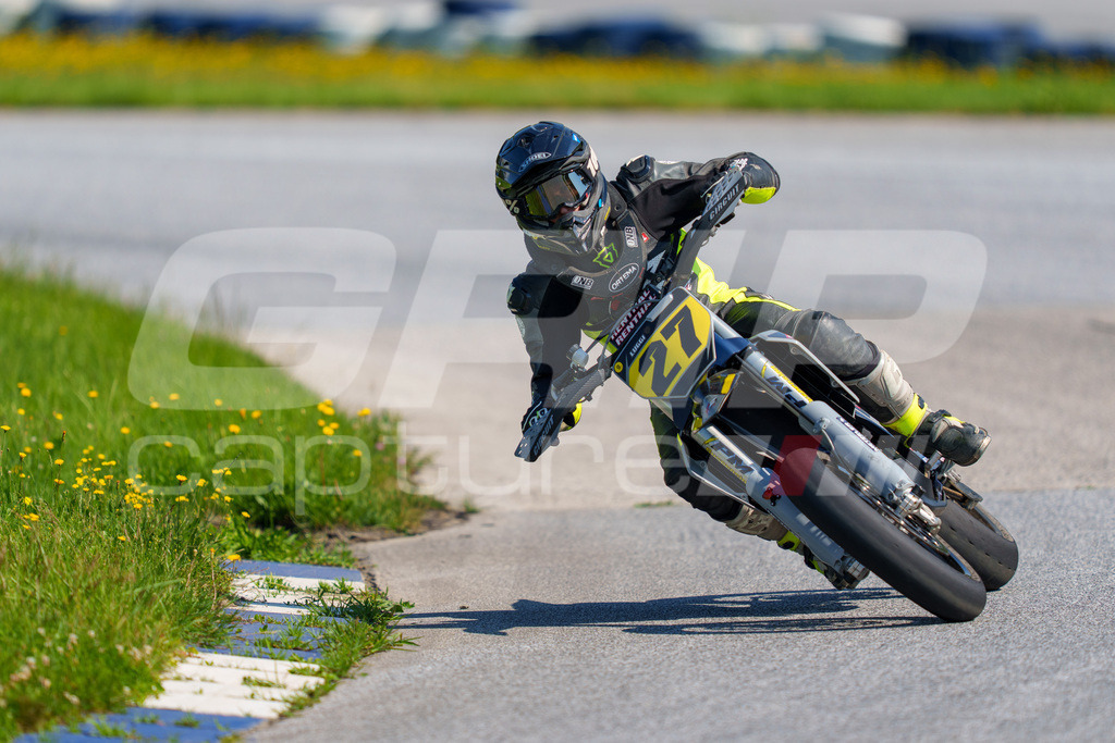 SuperMoto_Staatsmeisterschaft_Greinbach_288 | GRIPcapture steht für authentische Sportfotografie in Österreich – für Momente, die mehr sind als Geschwindigkeit oder Ergebnis. Es geht um Emotion, Spannung, Fokus und den Augenblick, der oft nur einen Wimpernschlag dauert.Ob Motorsport, Teamsport oder 