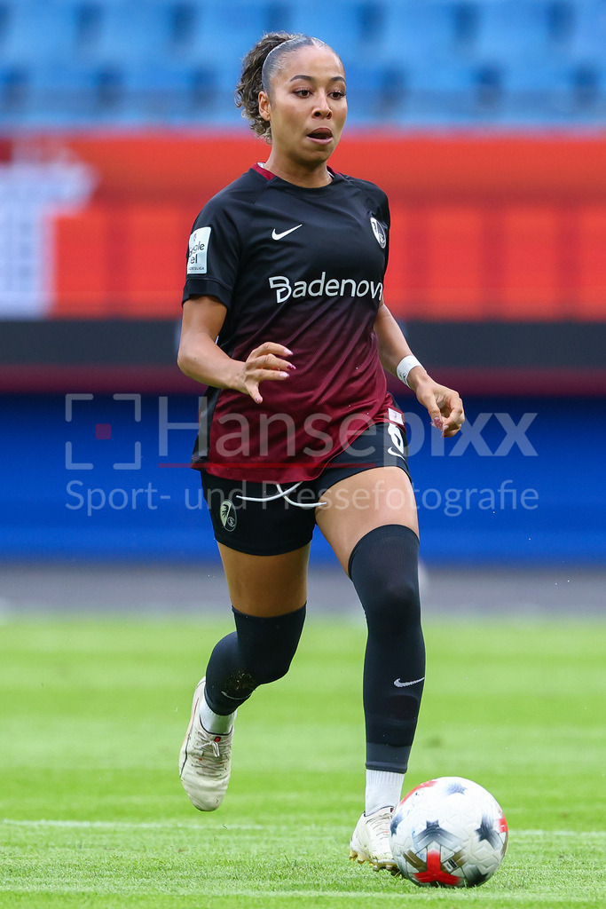 Fussball, Google Pixel Frauen-Bundesliga, Hamburger SV - SC Freiburg | Nicole Ojukwu (SC Freiburg, 6) am Ball, Freisteller, Einzelbild, Ganzkörper, Aktion, Action, Spielszene, DIE DFB-RICHTLINIEN UNTERSAGEN JEGLICHE NUTZUNG VON FOTOS ALS SEQUENZBILDER UND/ODER VIDEOÄHNLICHE FOTOSTRECKEN. DFB REGULATIONS PROHIBIT ANY USE OF PHOTOGRAPHS AS IMAGE SEQUENCES AND/OR QUASI-VIDEO.