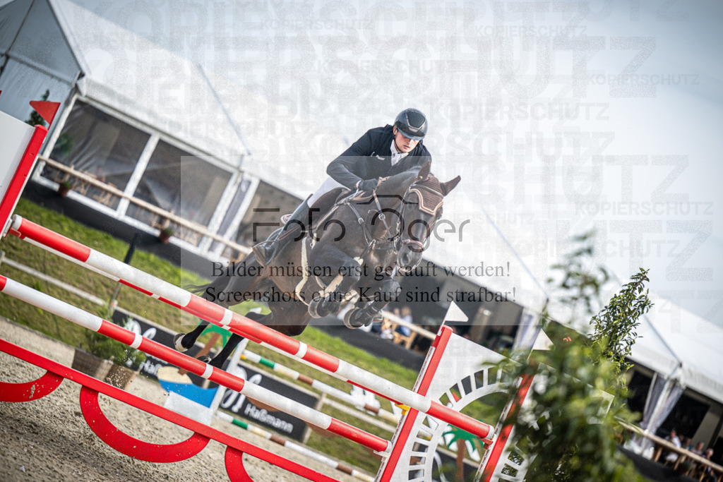 DOS_2400 | Entdecke hochwertige Reitturnierfotos von Foto Oger. Professionell, emotional und authentisch – jetzt Lieblingsmomente im Shop bestellen.Deutschlandweite Turnierfotografie. - Realisiert mit Pictrs.com