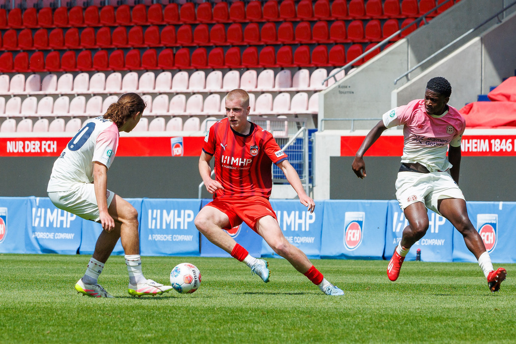 20260503-U19_FCH-LEV_119 | 1.FC Heidenheim 1846 vs. Bayer 04 Leverkusen, Fußball, U19, A-Junioren, NWL, U19-DFB-Nachwuchsliga, 2025/2026, Achtelfinale, 03.05.2026 in Heidenheim, Voith Arena(Foto: Michael Bulling) - Realisiert mit Pictrs.com