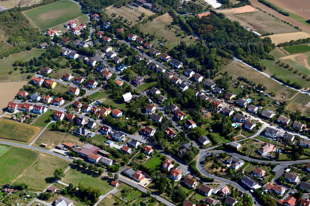 3650652 | REMLINGEN 13.09.2016 Wohngebiet einer Einfamilienhaus- Siedlung am Rande von landwirtschaftlichen Feldern in Remlingen im Bundesland Bayern, Deutschland // Single-family residential area of settlement on the edge of agricultural fields in Remlingen in the state Bavaria, Germany Foto: Gerhard Launer