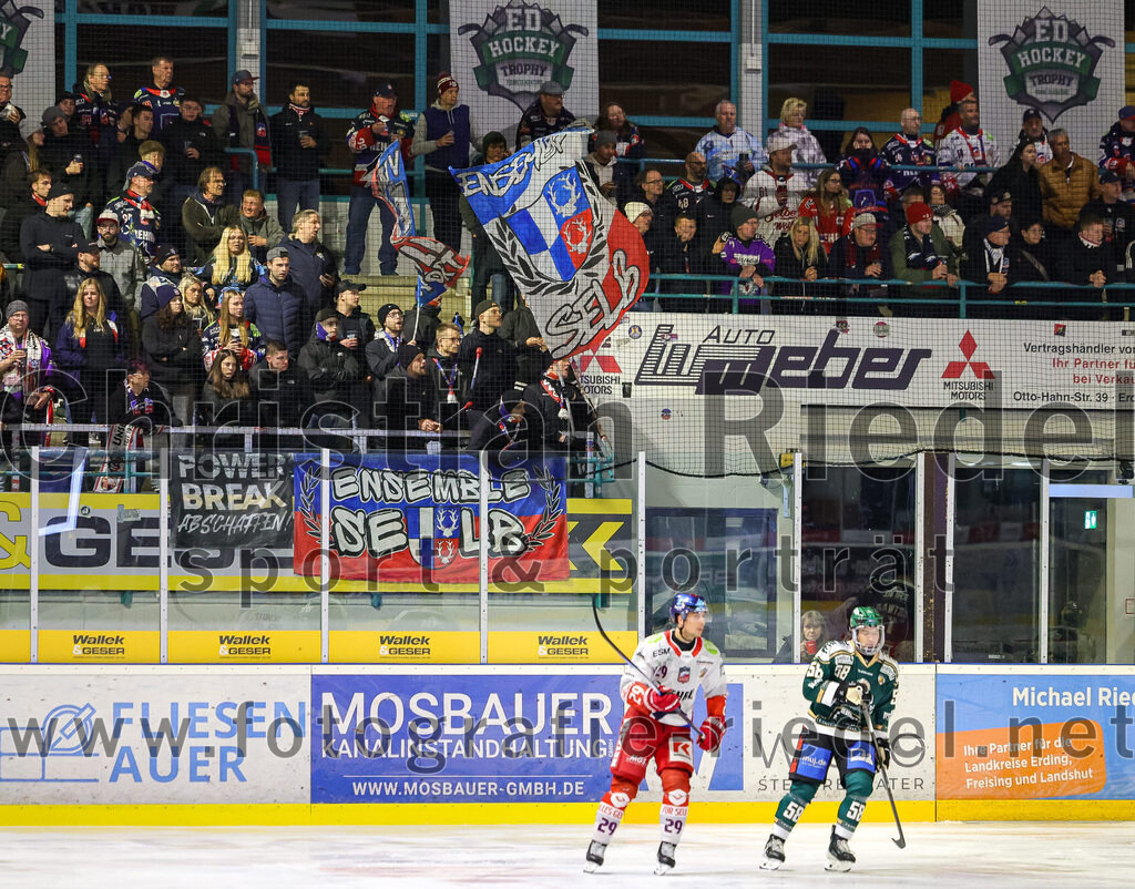 2025-11-16_098_TSV_Erding_gegen_Selber_Woelfe | Erding, Deutschland, 16.11.2025:Eishockey, Oberliga Süd 2025 / 2026, 17. Spieltag, TSV Erding gegen Selber Wölfe, Endergebnis: 3:1Christopher Schutz (Selber Wölfe, #29), Paul Pfenninger (Erding Gladiators, #58)Foto: Christian Riedel / fotografie-riedel.net
