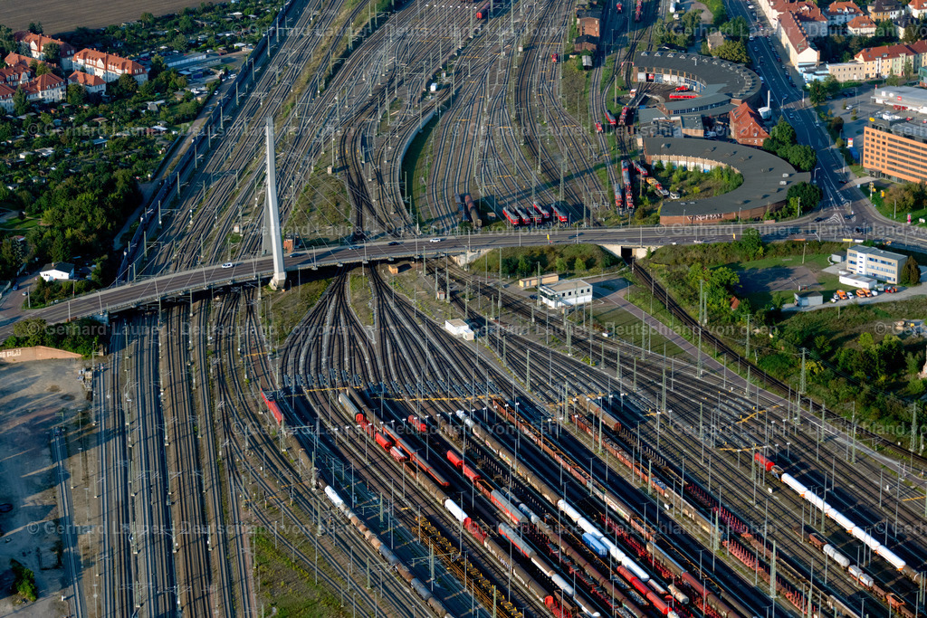 4062527 | HALLE (SAALE) 08.09.2021 Spannbetonviadukt der Berliner Brücke an der Berliner Straße in Halle (Saale) im Bundesland Sachsen-Anhalt. Weiterführende Informationen bei: Donges SteelTec GmbH,  Ed. Züblin AG,  Ingenieurbüro GRASSL GmbH. // View of Berlin Bridge in Halle (Saale) in Saxony-Anhalt. Further information at: Donges SteelTec GmbH,  Ed. Zueblin AG,  Ingenieurbuero GRASSL GmbH. Foto: Gerhard Launer