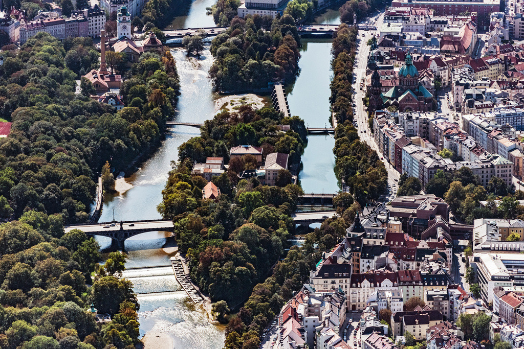dr__0019982.jpg | MüNCHEN 18.09.2018 Wehrsteg über die Isar mit Lukaskirche, Müllersches Volksbad, Muffathalle, Praterinsel und Museumsinsel in München im Bundesland Bayern. Im Bild auch Mariannenbrücke, Kabelsteg und das Alpine Museum des Deutschen Alpenvereins. // Weir on the Isar with Lukaskirche, Mueller Volksbad, Muffathalle, Praterinsel and Museum Island in Munich in Bavaria. Also pictured Marianne bridge, cable bridge and the Alpine Museum of the German Alpine Club. Foto: Daniel Reiter