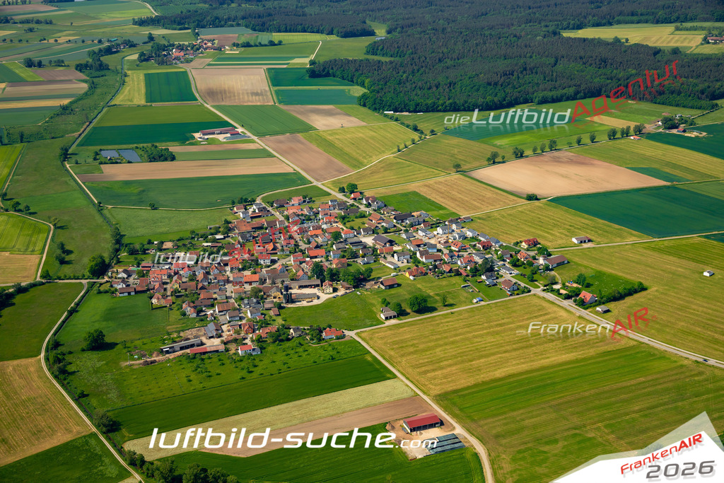 Das Luftbild zeigt Schwarzach Pyrbaum - Die Luftaufnahme wurde 2023 vom UL-Flugzeug aus erstellt ( keine Drohne ) - Hochauflösende Luftaufnahme - Für grossformatige Ausdrucke geeignet. Die Geschenkidee !Mit Lizenz und Bildrechte bestellbar