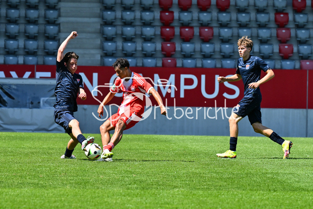 FC Bayern München U19 - SpVgg Unterhaching U19 | der Schuss von Mudaser SADAT (FCB #8) wird in letzter Sekunde geblockt / U19 DFB-Nachwuchsliga: FC Bayern München U19 - SpVgg Unterhaching U19; FC Bayern Campus am 10.08.2025