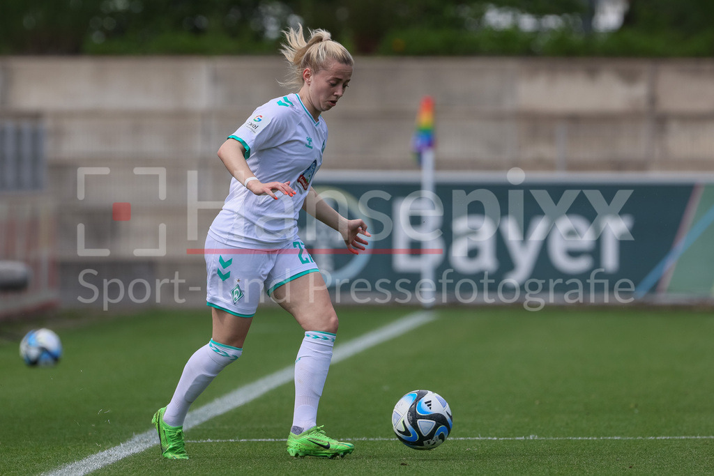 Fussball, Google Pixel Frauen-Bundesliga, Bayer 04 Leverkusen - SV Werder Bremen | v.li.: Nina Lührßen (SV Werder Bremen, 27) am Ball, Freisteller, Einzelbild, Ganzkörper, Aktion, Action, Spielszene, DIE DFB-RICHTLINIEN UNTERSAGEN JEGLICHE NUTZUNG VON FOTOS ALS SEQUENZBILDER UND/ODER VIDEOÄHNLICHE FOTOSTRECKEN. DFB REGULATIONS PROHIBIT ANY USE OF PHOTOGRAPHS AS IMAGE SEQUENCES AND/OR QUASI-VIDEO.