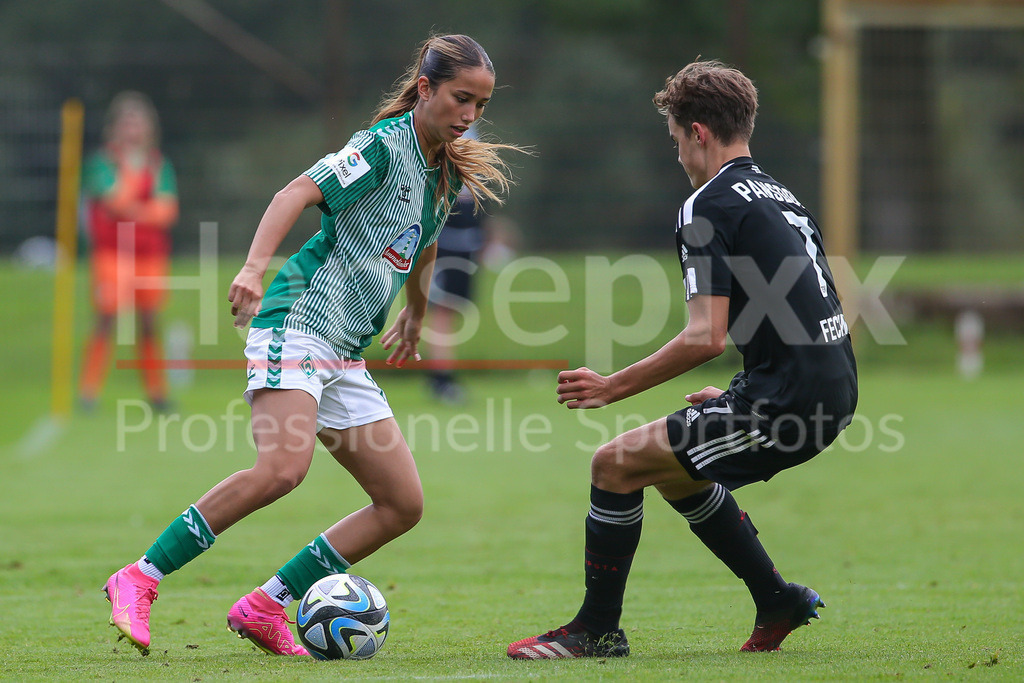 Fussball, Testspiel Frauen, SV Werder Bremen - TSV Pansdorf (U 19-Junioren) | v.li.: Amira Dahl (SV Werder Bremen, 17) und Kjell Fechner (TSV Pansdorf U 19, 7) im Zweikampf, Duell, Dynamik, Aktion, Action, Spielszene