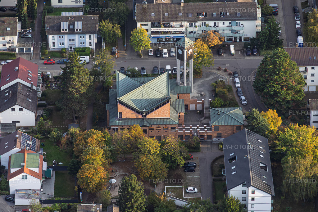 Luftbild: Kirche St. Margaretha im Ortsteil Wolfartsweier in Karlsruhe im Bundesland Baden-Württemberg in Deutschland. – Foto: IMG_160040.jpg vom 16.10.2026 durch Werner Riehm/FLY-FOTO.de – Auflösung des Originals: 5201 x 3467 px