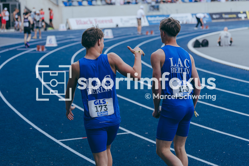 DM U23 U18 Bochum 2026 | Danilo Hübner (LAC BERLIN) und Moritz Mittelstädt (LAC BERLIN) in der Freude nach dem Wettkampf bei den Deutschen Meisterschaften der U18 &amp; U23 2026 im Lohrheidestadion in Bochum-Wattenscheid. - Realisiert mit Pictrs.com