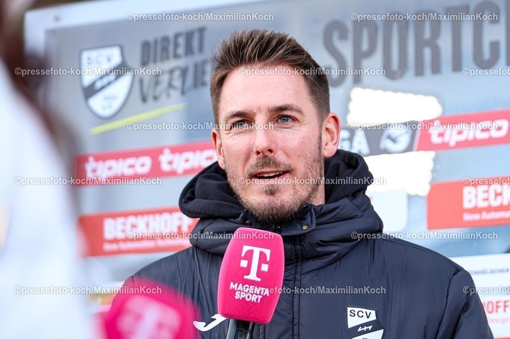 xKWIx01022601003 | 01.02.2026, xKWIx, Fußball, 3. Liga, SC Verl - VfB Stuttgart II, Sportclub Arena: Tobias Strobl (SC Verl Cheftrainer) beim Interview Photo: xKamilxWilkowskixPressefotoKochx